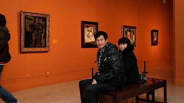 Dos personas contemplan la exposición en el Museo Nacional de Arte de China . LU PENG