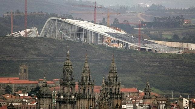Vista de la Ciudad de la Cultura de Compostela en el monte Gaiás, con la catedral de Santiago en primer término