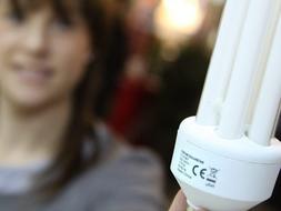Los fabricantes dudan de que las bombillas que regala Industria ahorren lo prometido  
