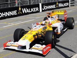 Renault revoluciona el R29 para llevar al podio a Alonso