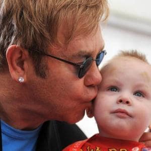 La polémica continúa: Elton John no podrá adoptar «ni por todo el dinero del mundo»