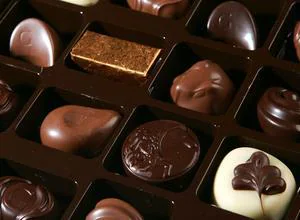 Comer chocolate y beber agua calma el dolor, según un estudio