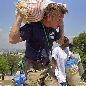 Sean Penn y Shakira, solidarios en Haití