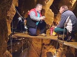 Päävo, con un invetigador de la cueva  de El Sidrón en Asturias / Equipo de investigación de El Sidrón