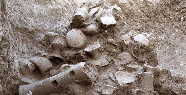 Descubren un pozo con objetos de culto de hace 3.500 años 