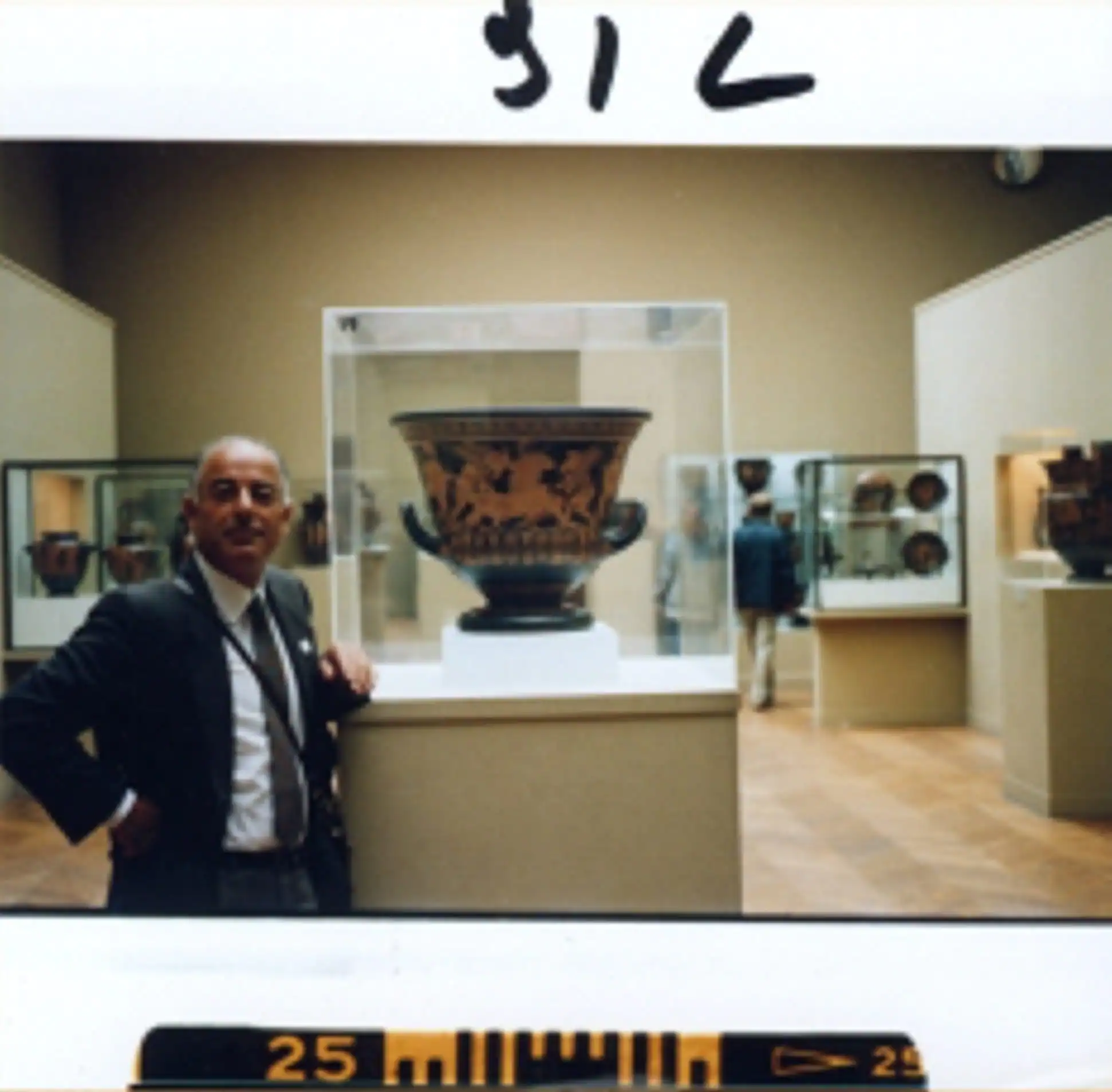 Foto trofeo de Medici, en el Metropolitan de Nueva York, junto al Vaso de Eufronios, que el museo norteamericano tuvo que devolver