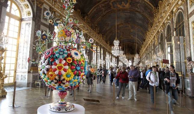 Las coloristas y sonrientes flores de Murakami se han instalado en los majestuosos salones de Versalles. AFP