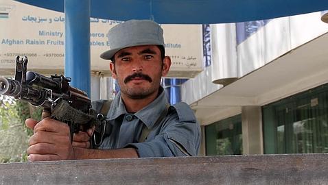 Un policía afgano