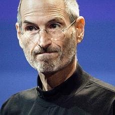 Steve Jobs, con cara de circunstancias, en una de las comparecencias de Apple