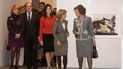 Doña Sofía conversa con la ministra Elena Salgado, en presencia de Sinde, Aguirre y Gabilondo