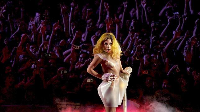 semana santa sevillana hermandad del cerro del �guila. Acabó el concierto, la noche fundió a negro con el estruendo de «Bad Romance» y quedó claro que a Lady Gaga se le puede pedir cualquier cosa menos mesura.