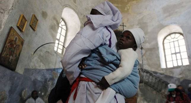 Una mujer cristiana y su hijo, en la basílica de la Natividad de Belén el pasado día 24. REUTERS