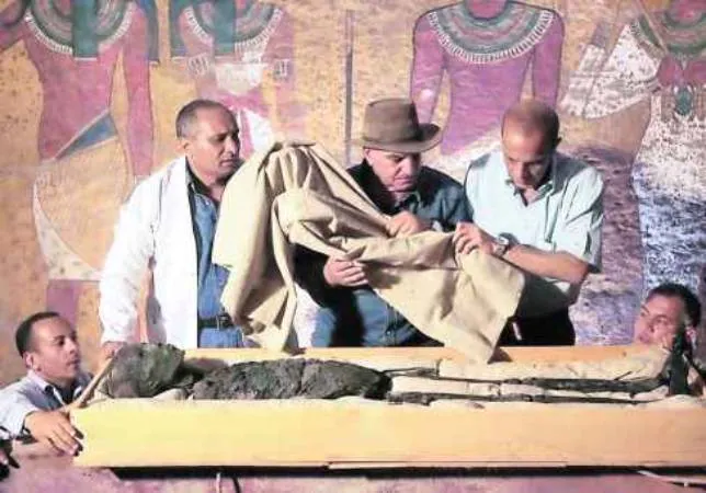 Zahi Hawass, en el centro, con varios colaboradores, en la tumba de Tutankamon. POOL