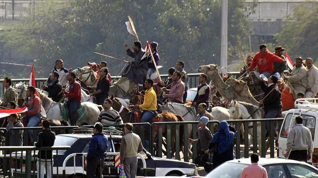 Partidarios de Mubarak a camello