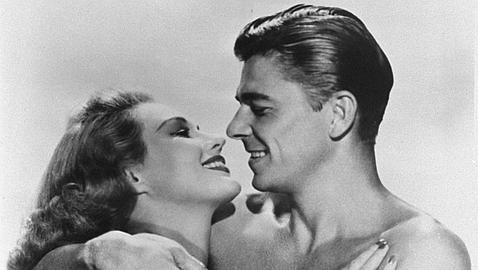 Reagan con Virginia Mayo en una escena de «La chica de Jones Beach» (1949)
