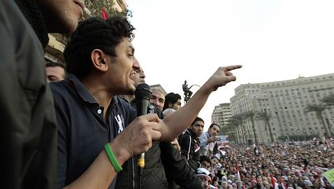 Ghonim dirigiéndose a los manifestantes
