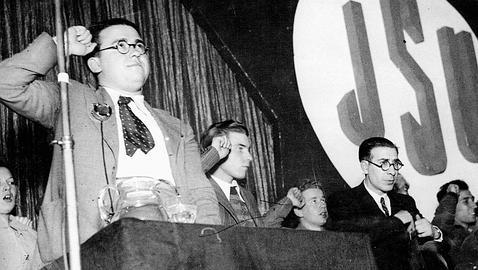 Carrillo, en una asamblea de las Juventudes Socialistas Unificadas, que dirigió durante la guerra civil