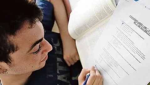 Un joven hace el examen propuesto por ABC