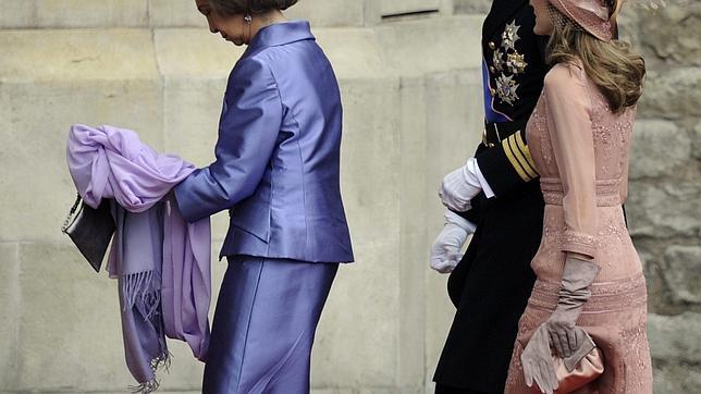 ¿Qué llevaba la Princesa Letizia en el bolso?, se pregunta The Guardian 