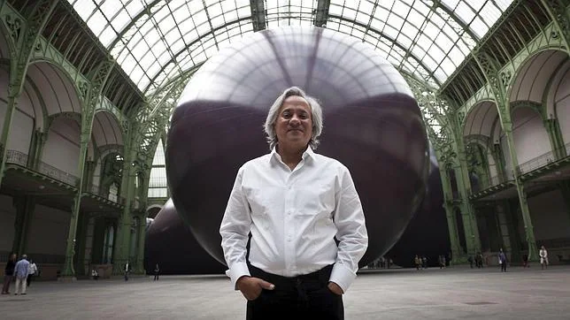 Anish Kappor, delante de su obra en el Grand Palais. EFE