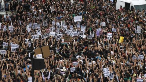 Miles de personas protestan en Sol por la situación social y política