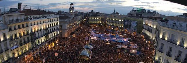 Directo: La Puerta del Sol rompe a aplaudir a medianoche 