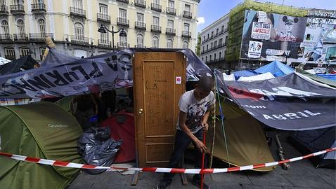 Un «indignado» barre en la acampada de la Puerta del Sol