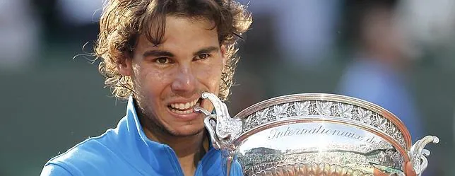 Rafa Nadal besa su trofeo de campeón