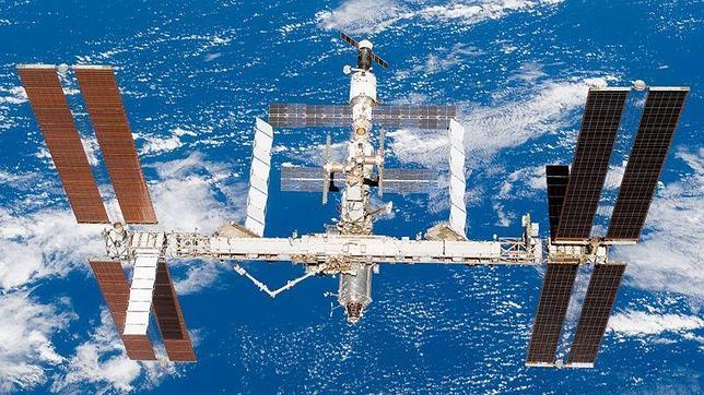 Evacuados de urgencia los astronautas de la estación espacial por la proximidad de basura espacial