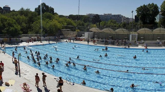 Vigilancia policial en las ocho piscinas más conflictivas de Madrid