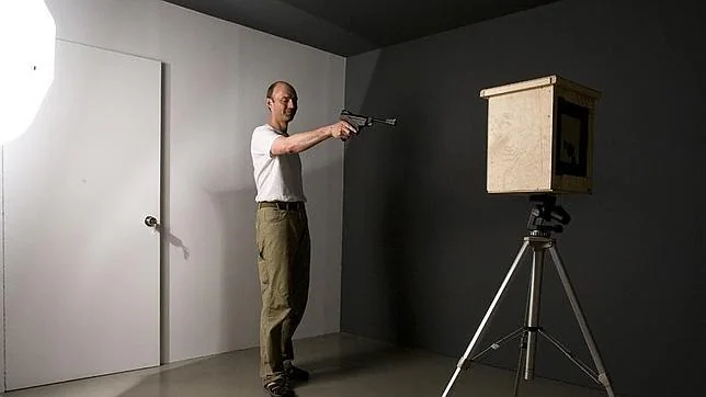 Thomas Bachler disparando a la cámara estenopeica para realizar una fotografía o «photoshoot». ABC