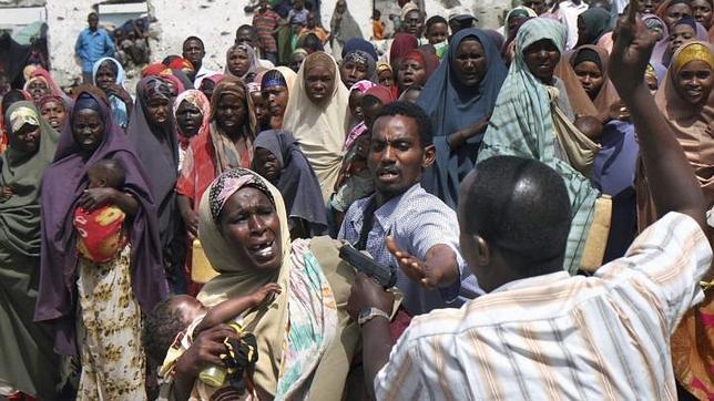 Un soldado somal amenaza a una refugiada desesperada en un hospital de campaa de Mogadiscio