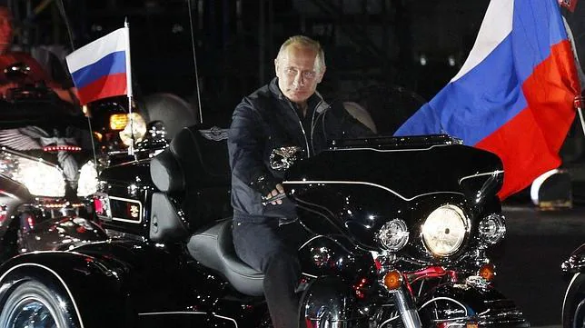 El primer ministro ruso, Vladimir Putin, conduce una moto durante su llegada a un festival internacional de motociclistas