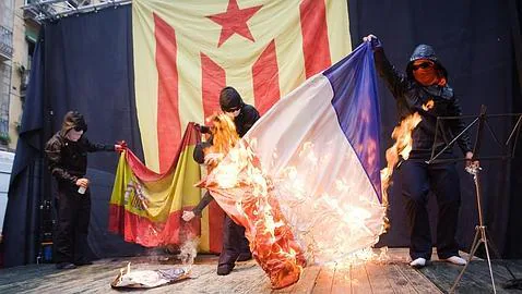 Jóvenes queman las banderas española y francesa 