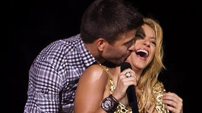Shakira y Piqué, acaramelados sobre el escenario.