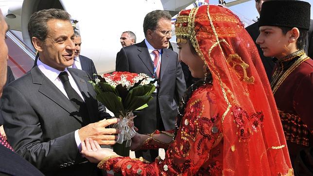 ... Y Sarkozy está de viaje oficial en Azerbayán