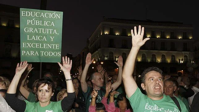 Miles de padres y alumnos se manifiestan por la escuela pública en Madrid