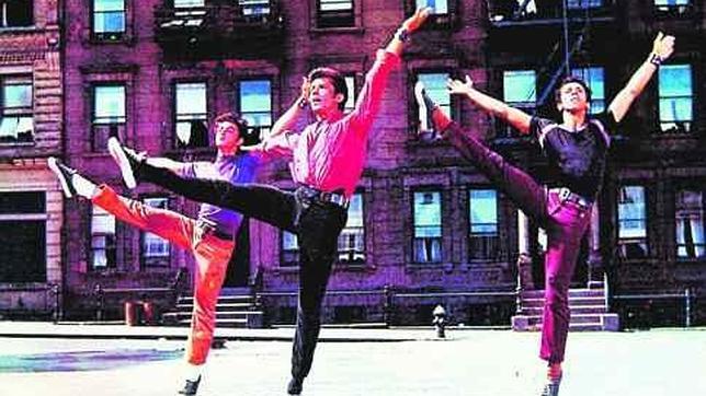 George Chakiris, en el centro, durante la primera escena del filme, coreografiada por Jerome Robbins