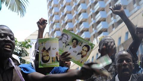 Un grupo de kenianos, manifestándose a favor de Gadafi 