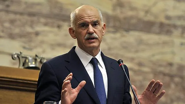 Papandreu retira el referéndum y estudia un gobierno de coalición