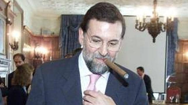 Rajoy reabre la guerra del tabaco en los bares