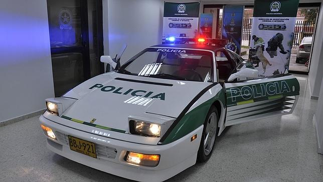 Exhiben el Ferrari de un «narco» colombiano convertido en patrulla policial