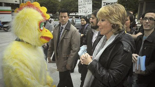 Aguirre, escoltada por un indignado disfrazado de pollo en La Corua