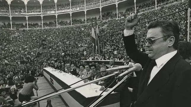 1977. Ruiz Gallardón habla en un mitin de Alianza Popular en las Ventas