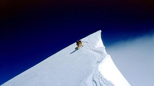 El alpinista francés Jean-Christophe Lafaille llega a la cumbre del Annapurna