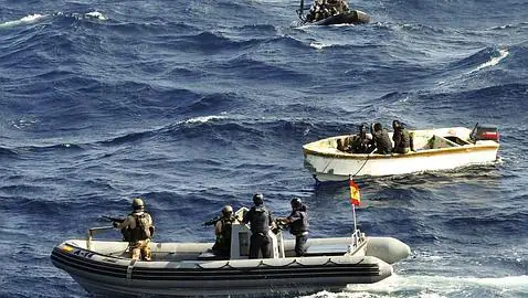 En la imagen miembros de la Armada española integrantes del buque «Patiño» 