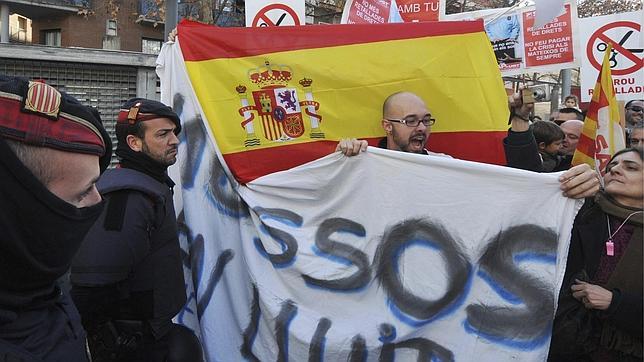 Los mossos se niegan a protestar en catalán contra los recortes y reciben a Mas con vivas «a España» 