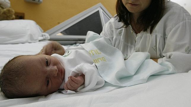 Más de un tercio de los nacimientos en España son de madre soltera