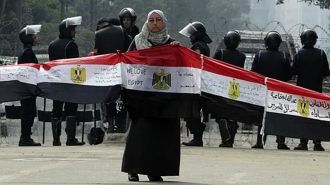 http://www.abc.es/Media/201201/24/Protesta-parlamento-egipcio--644x362.jpg