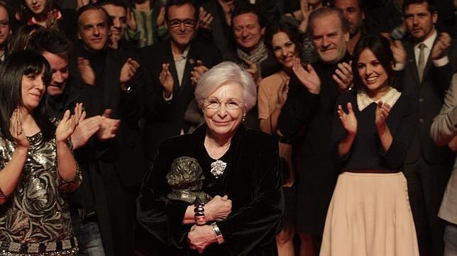 Josefina Molina, apaudida por los finalistas de los Goya, tras recibir anoche el premio honorfico